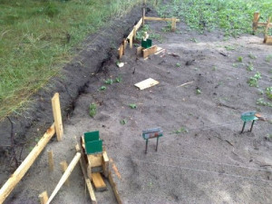 Cała konstrukcja opiera się na podstawach stalowych z blachy gr. 5 mm i drucie żebrowym φ12 mm. Ciąłem blachę i wyginałem na kąt 90°, fot. kapx1984