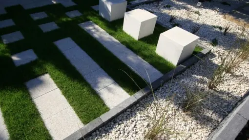 Beton architektoniczny w ogrodzie | Co to jest i jak go stosować? Porady i inspirujące pomysły