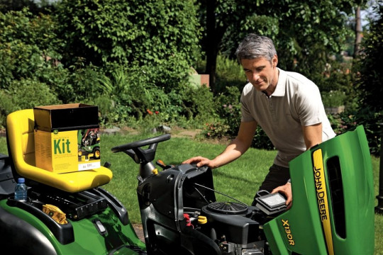 Zimowa konserwacja kosiarki i traktorka ogrodowego - porady ekspertów John Deere