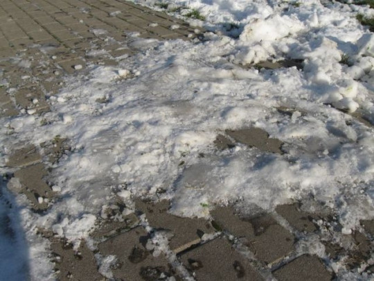 Zadeptany śnieg zamienia się w lód. Wtedy najlepiej skorzytać z  piasku fot. Buszrem