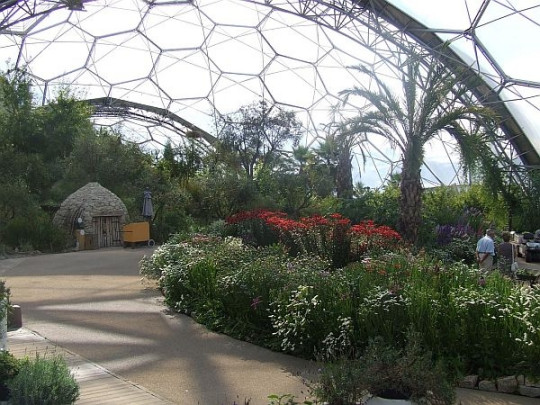 Ścieżki w biomie suchym tropikalnym (zdjęcie z lewej), fot. Eden Project. Liczne wodospady utrzymują wilgotność powietrza w biomie tropikalnym wilgotnym na poziomie 90% w dzień i 60% w nocy (zdjęcie z prawej) fot. Eden Project.