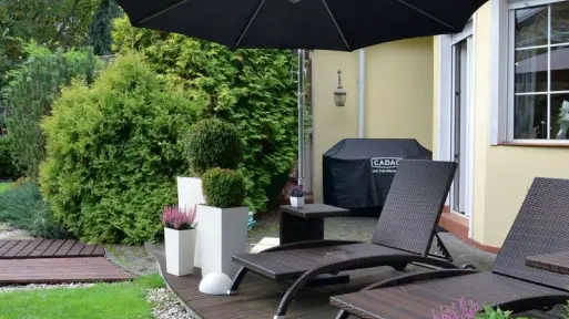 Ogrodowe spa z jacuzzi pod chmurką | Reportaż ogrodowy