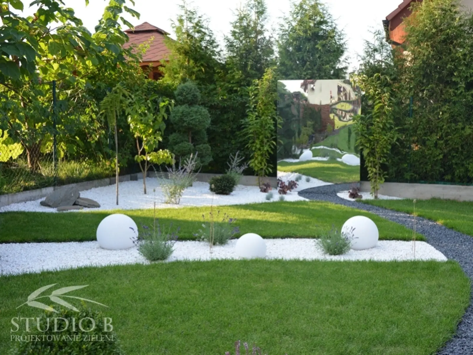 Mały ogród z lustrem | Pomysł na przestrzeń w stylu glamour!