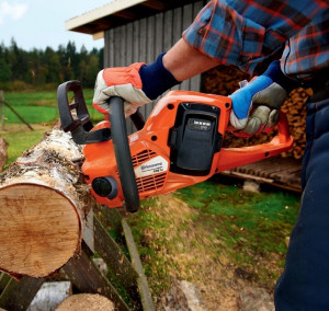 pilarka do cięcia drewna fot. Husqvarna