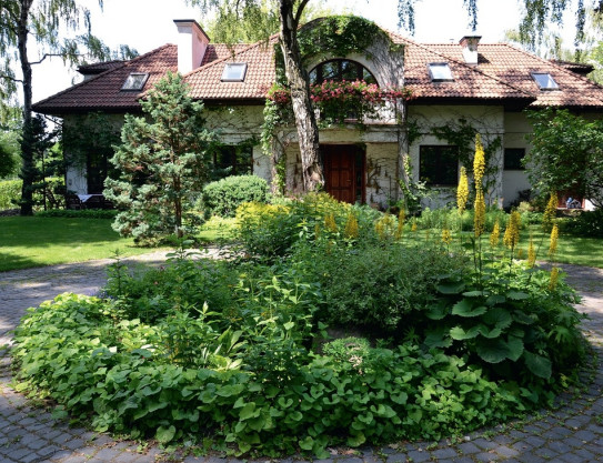 Rodzinne siedlisko w ogrodzie-parku