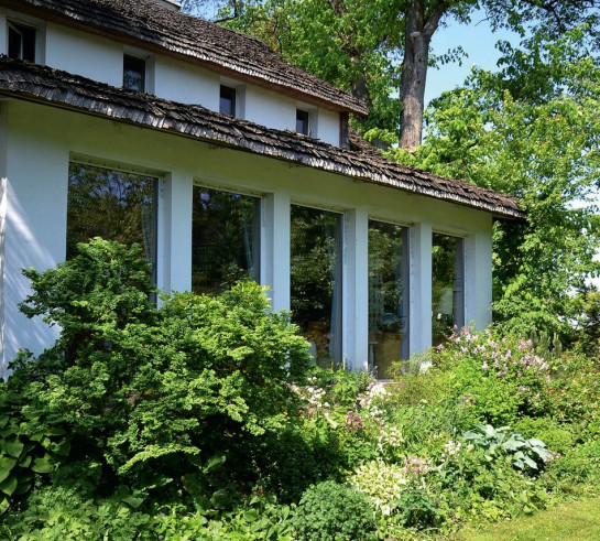 nastrojowy biały domek z ogrodem