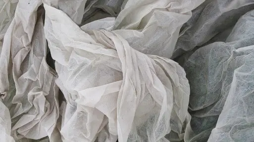 Kiedy zdjąć agrowłókninę z roślin? Kiedy odsłonić rośliny wiosną?