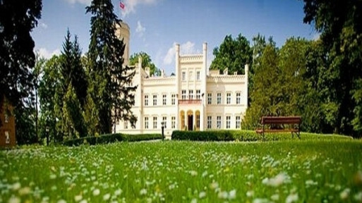 Mierzęcin - romantyczny pałac pośród lasów i jezior