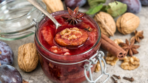 Domowy chutney ze śliwek węgierek – pyszny dodatek do obiadu!