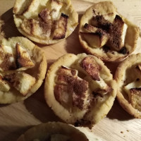 Tartaletki z jabłkami i cynamonem – tak smakuje jesień!