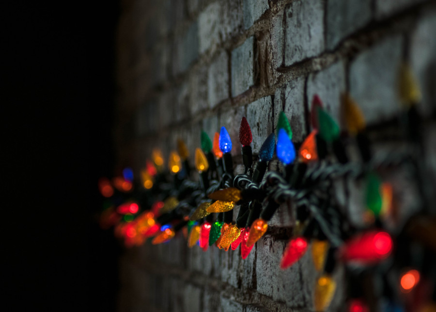 Jak szybko i bezpiecznie zamontować świąteczne lampki na domu, fot. matthieu comoy - unsplash