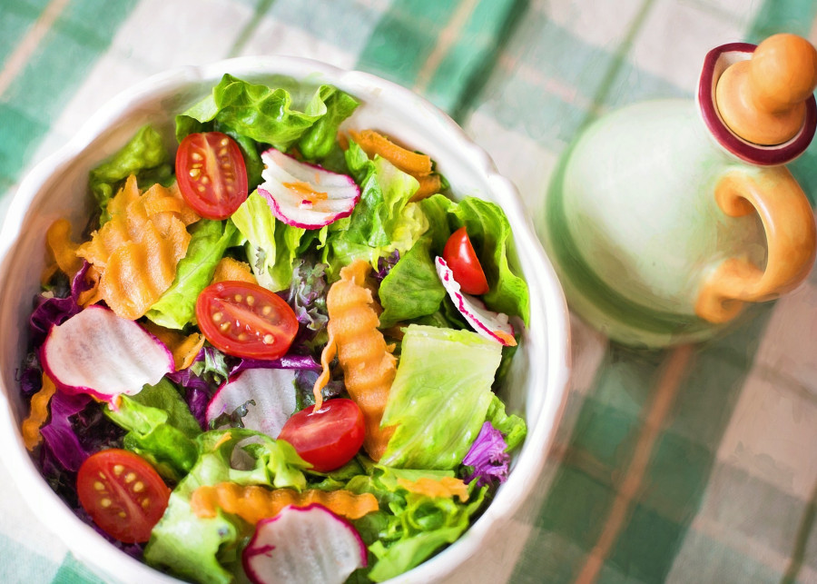 zdrowe jedzenie warzywna sałatka fot. JillWellington - Pixabay