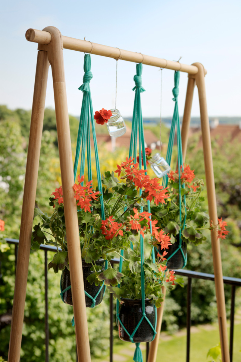 ogrody w mieście - rozwiązania na małą przestrzeń fot. Pelargonium for Europe wieszak na pelargonie