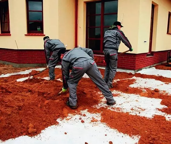 Ukladanie geowlokniny pod kostke brukowa, fot. Libet