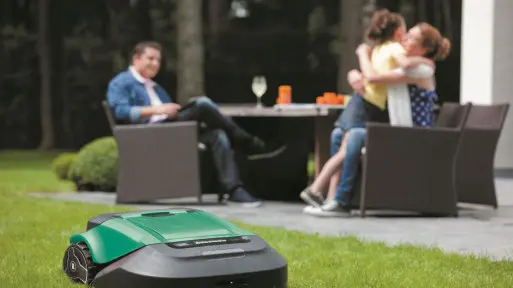 Kosiarka automatyczna. Na co zwrócić uwagę podczas wyboru robota ogrodowego?