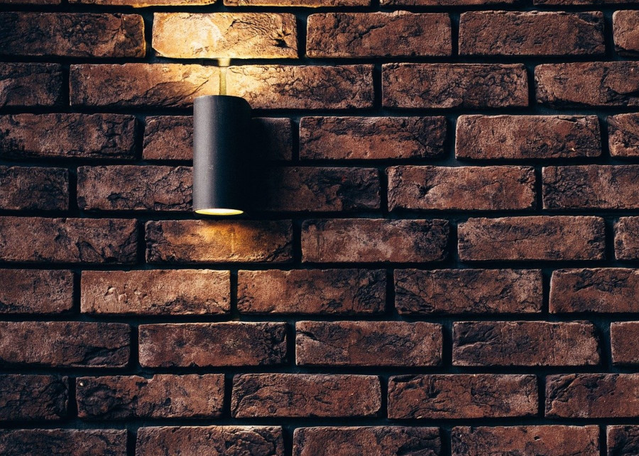 Instalacja elektryczna oświetlenia zewnętrznego na działce, fot. fancycrave1 - Pixabay