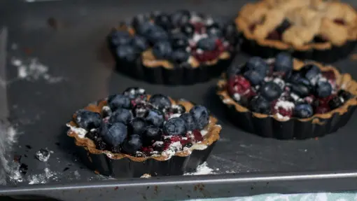 Przepyszna tarta z letnimi owocami jagodowymi