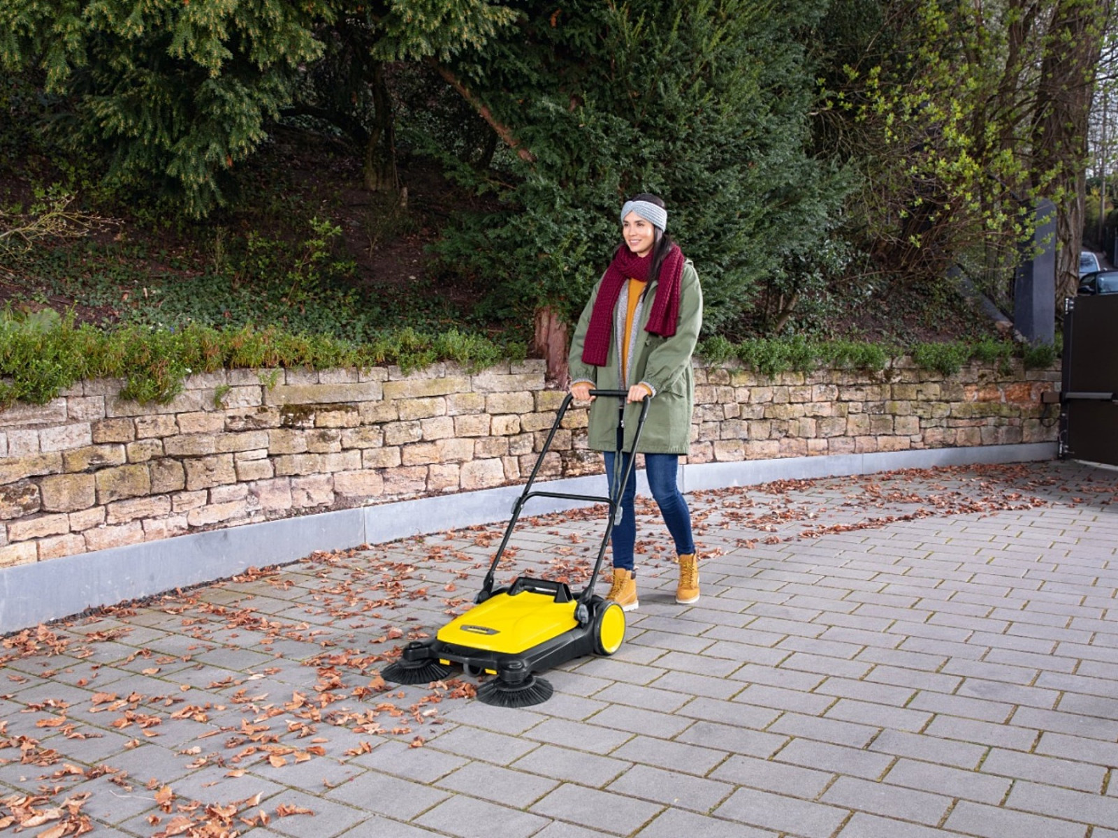 Jak gwałtownie pozbyć się liści z ogrodu? Użyj specjalnej zamiatarki