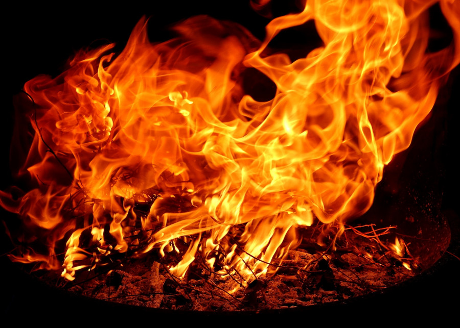 ognisko w ogrodzie fot. Alexas_Fotos - Pixabay