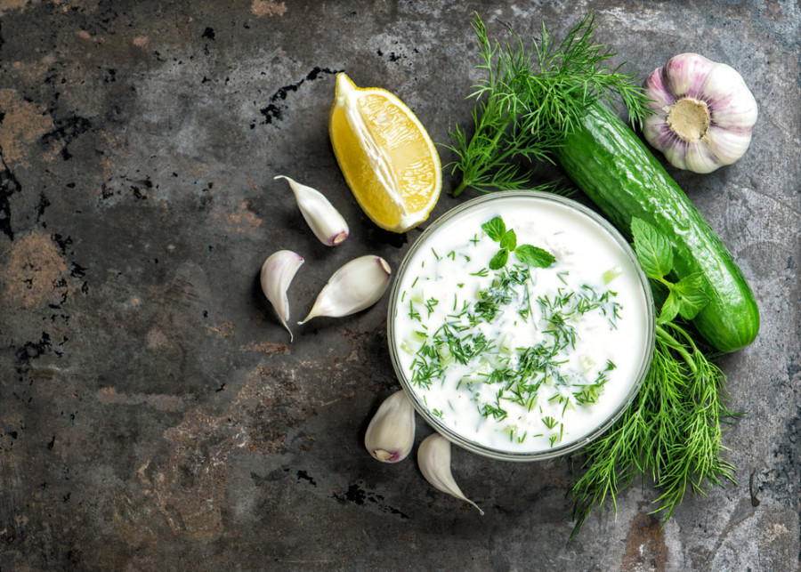 Grecki sos tzatziki – ogórki z jogurtem i czosnkiem
