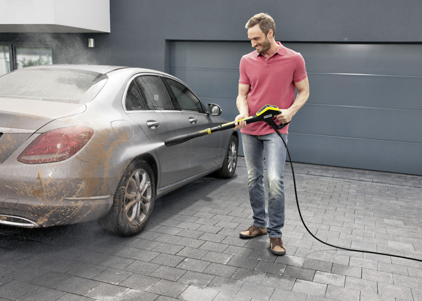 Urządzenie wysokociśnieniowe K 7 Premium Smart Control | To wyjątkowo mocne i niezawodne myjki ciśnieniowe do użytku przydomowego. Wyróżniają się najszerszym zakresem zastosowań (także do czyszczenia dużych samochodów, kamperów, basenów, elewacji) oraz imponującymi parametrami pracy. Wytwarzają ciśnienie na poziomie 180 barów, wydajność tłoczenia wody to 600 l/h, moc wynosi 3000 W, a wydajność powierzchniowa sięga 60 m²/h. Ponadto posiadają wytrzymały i cichy silnik chłodzony wodą oraz pompę z wysokiej jakości aluminium (niska zawartość miedzi w stopie), przez co jest odporna na korozję oraz na działanie wysokiego ciśnienia. Urządzenie wysokociśnieniowe K 7 Premium Smart Control | To wyjątkowo mocne i niezawodne myjki ciśnieniowe do użytku przydomowego. Wyróżniają się najszerszym zakresem zastosowań (także do czyszczenia dużych samochodów, kamperów, basenów, elewacji) oraz imponującymi parametrami pracy. Wytwarzają ciśnienie na poziomie 180 barów, wydajność tłoczenia wody to 600 l/h, moc wynosi 3000 W, a wydajność powierzchniowa sięga 60 m²/h. Ponadto posiadają wytrzymały i cichy silnik chłodzony wodą oraz pompę z wysokiej jakości aluminium (niska zawartość miedzi w stopie), przez co jest odporna na korozję oraz na działanie wysokiego ciśnienia.