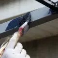 Jak szybko i trwale odnowić stare metalowe ogrodzenie?