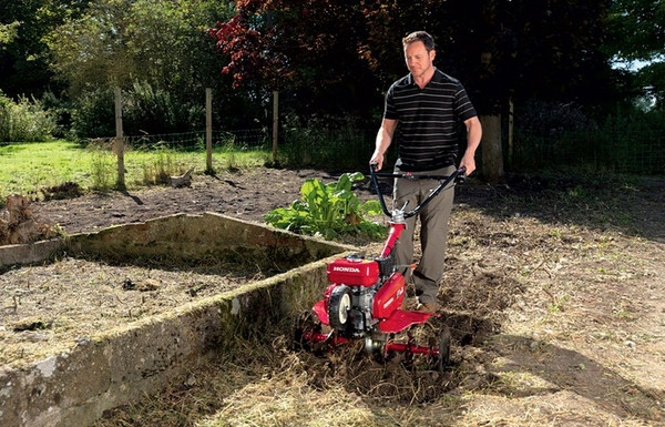 Zakladanie trawnika z siewu i z rolki - przygotowywanie gleby glebogryzarka, fot. Honda