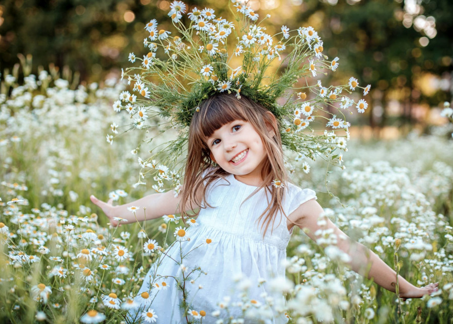 Dziecko w ogrodzie fot. MariaKont Depositphotos