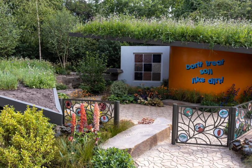 The New Blue Peter Garden – Discover Soil, Juliet Sargeant