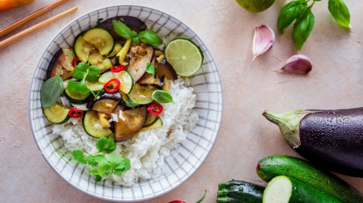 Stir-fry z bakłażanem i cukinią – pyszne danie w 15 minut!