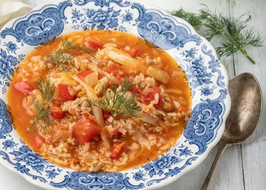 Zupa golabkowa z kapusta, papryka, pomidorami, mielonym miesem i ryzem