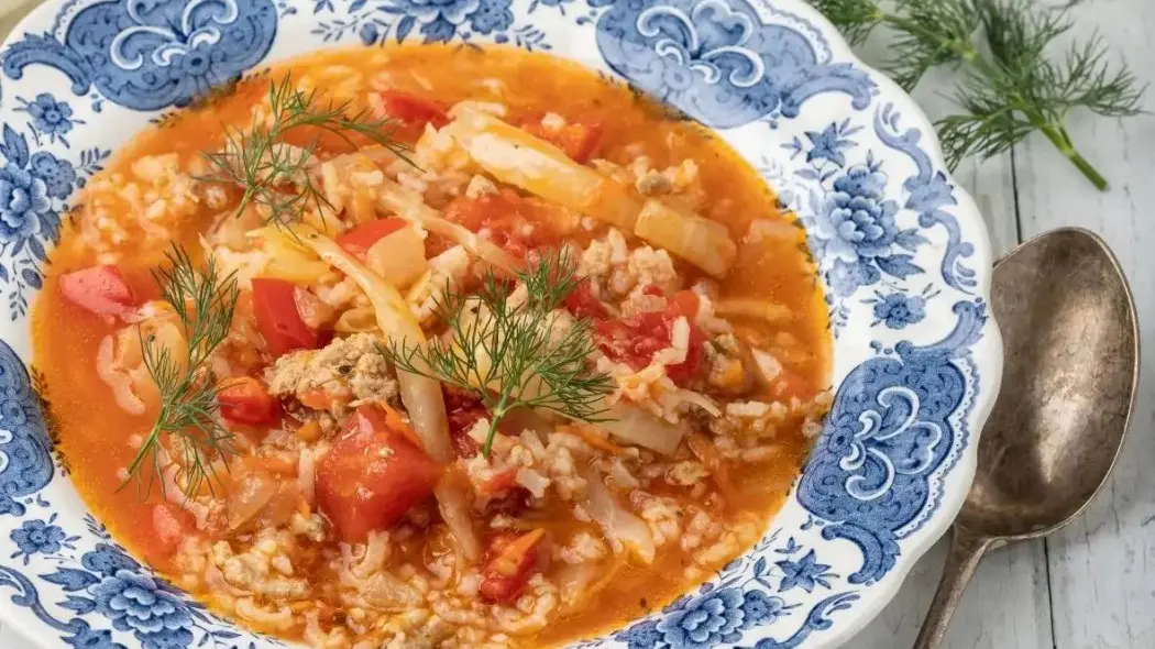 Zupa golabkowa z kapusta, papryka, pomidorami, mielonym miesem i ryzem