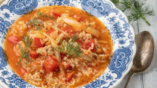 Zupa gołąbkowa z kapustą, papryką, pomidorami, mielonym mięsem i ryżem