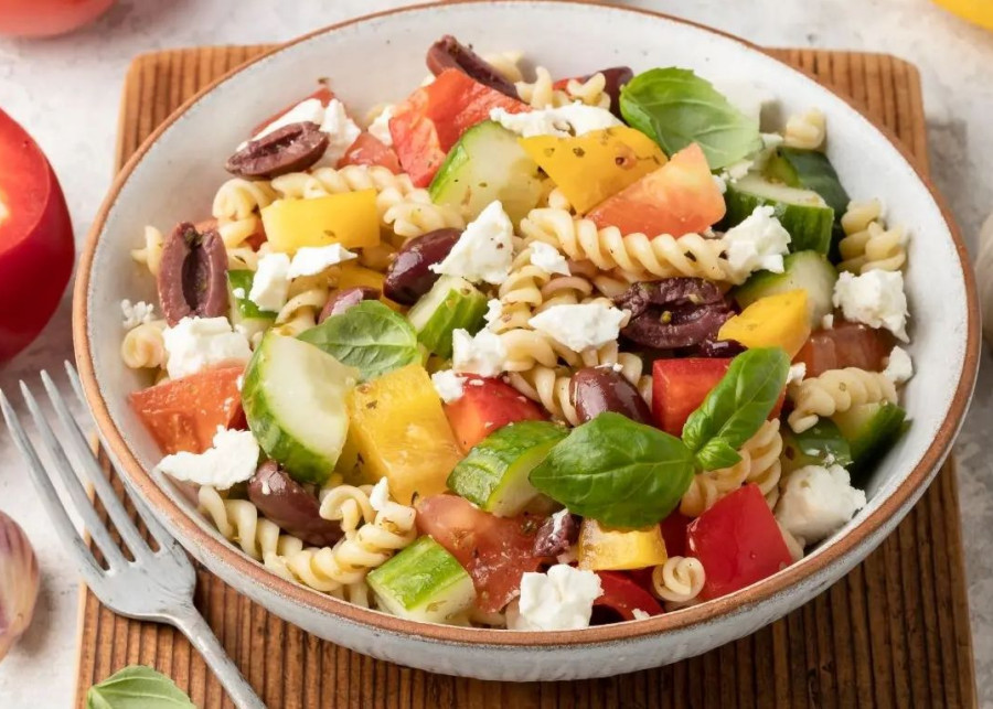 Salatka makaronowa z pomidorami, papryka, ogorkiem, oliwkami i feta