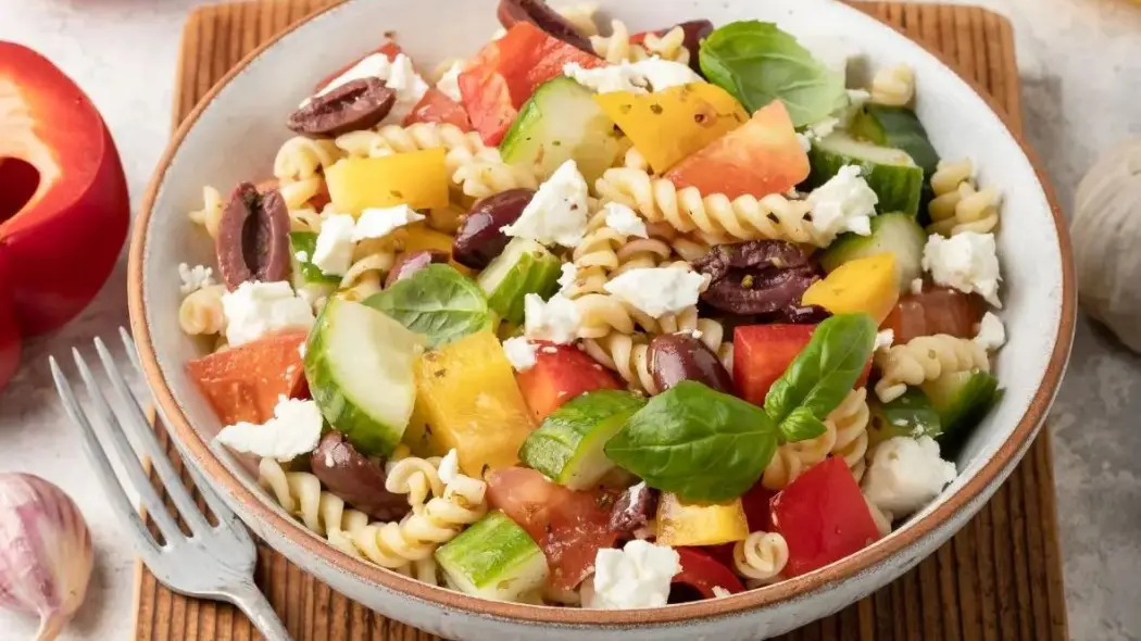 Salatka makaronowa z pomidorami, papryka, ogorkiem, oliwkami i feta