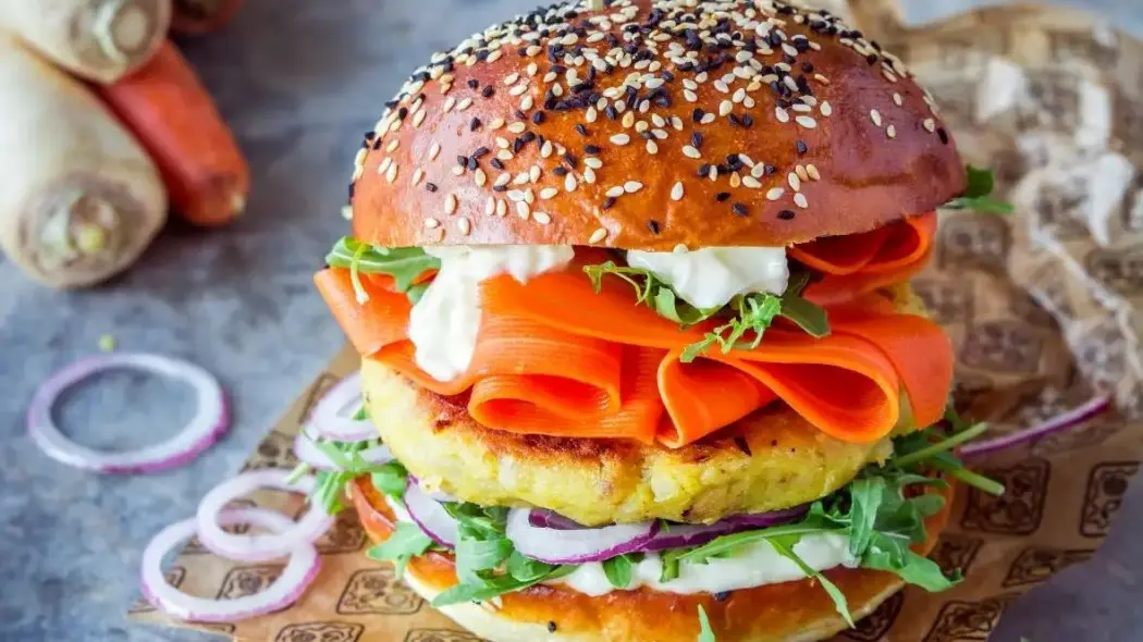 Burgery z pietruszki z marynowana marchewka