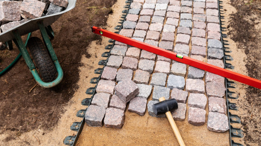 Układanie kostki brukowej: krok po kroku | Porady fachowców