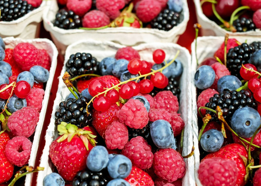 Owoce jagodowe z ogrodu fot. Couleur - Pixabay