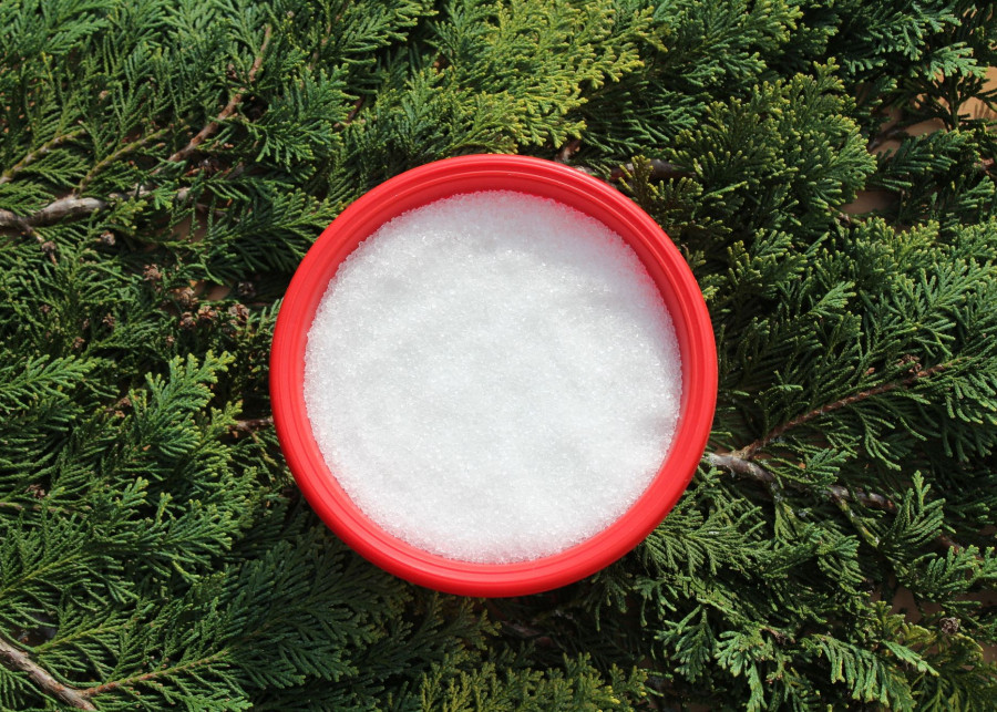 Gorzka sól epsom w ogrodzie fot. MartinaUnbehauen - Depositphotos