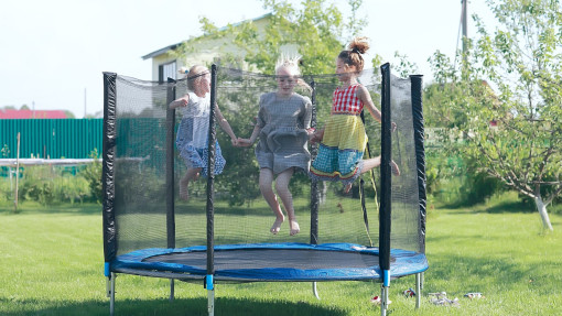 Trampolina ogrodowa dla dzieci i dorosłych | Jak wybrać i na co uważać?