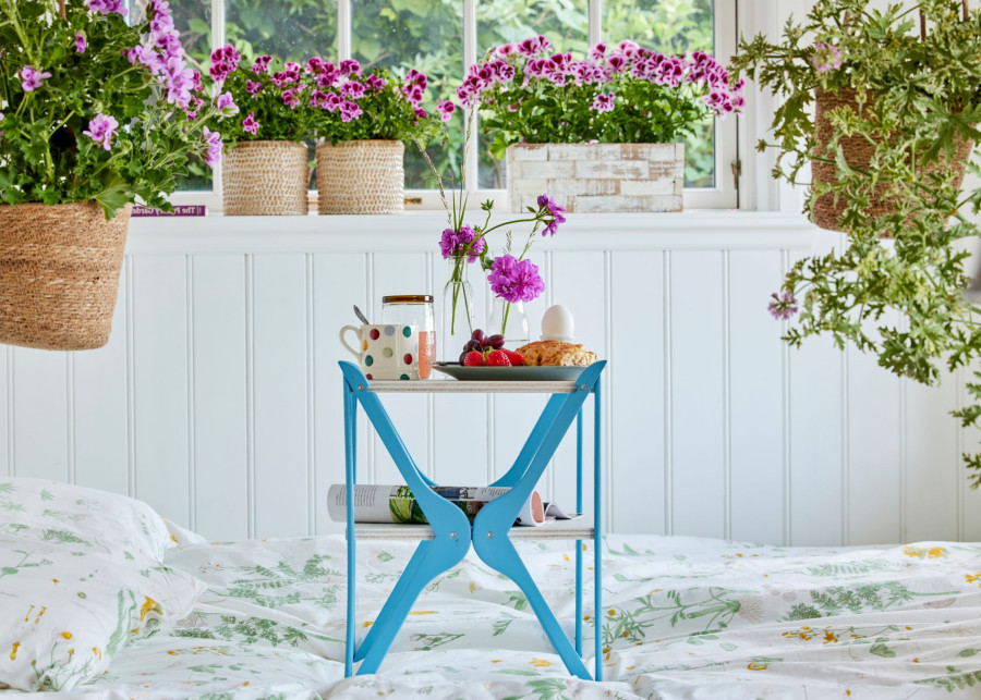 Kwiatowy stolik z upcyklingu z pelargoniami DIY