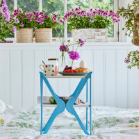Oryginalne miejsce na wazonik z pelargoniami – stolik z wieszaków! | Poradnik DIY