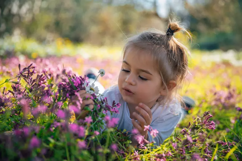 Dziecko na łące fot. Anna Om - Adobe Stock