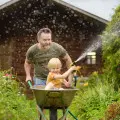 Dziecko w ogrodzie | Ogród bezpieczny i przyjazny najmłodszym ogrodnikom