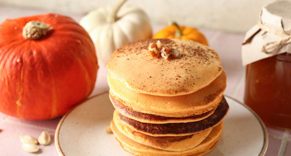 Dyniowe pancakes to idealny pomysł na szybkie, jesienne śniadanie – zrobisz je w 10 minut i zdrowo zaczniesz dzień