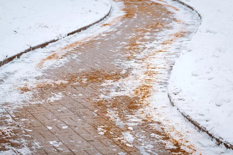 Sypanie piasku na lód jest lepszą alternatywą niż sypanie soli