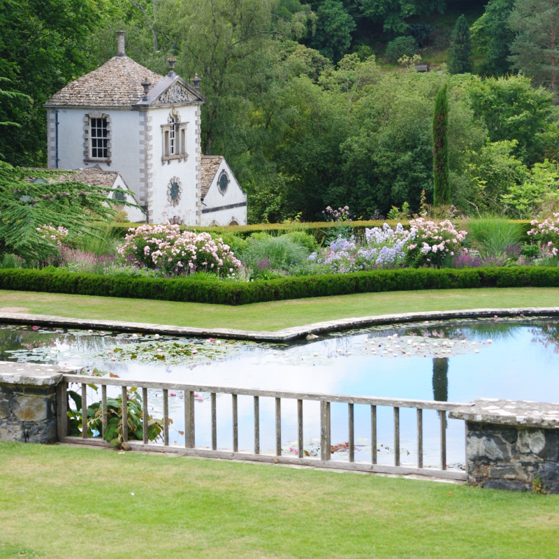 Pin Mill i kanał wodny w Bodnant Garden