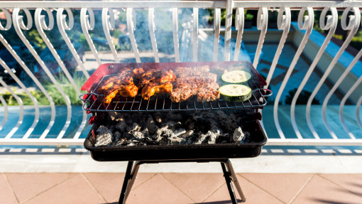 Grill na balkonie? Dowiedz się, czy za BBQ w bloku możesz dostać mandat