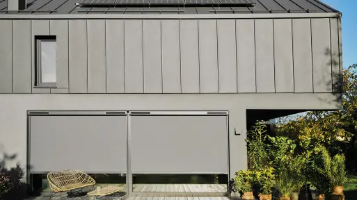 Schłodź mieszkanie, zyskaj cień, zachowaj piękny widok. Odkryj zalety markiz pionowych