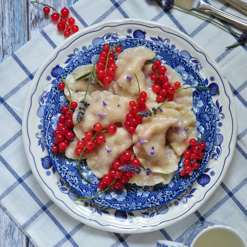 pierogi z czerwonymi porzeczkami i kwiatami lawendy